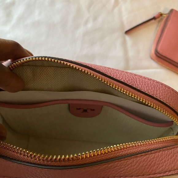 Tory Burch McGraw Camera bag with matching McGraw Bi-fold Wallet - Picture 8 of 13